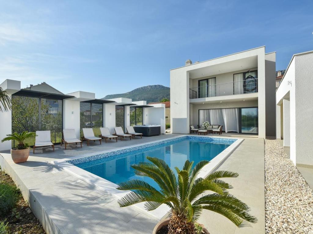 uma imagem de uma villa com piscina em Villa Formosa em Kaštela
