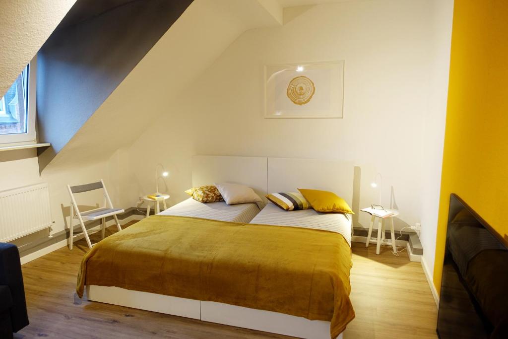 1 dormitorio con 1 cama grande en el ático en Big flat with fresh renovation, free parking, SonyPS, Netflix en Duisburg
