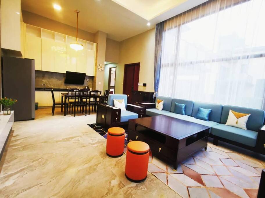 - un grand salon avec un canapé et une table dans l'établissement Peaceful ForestCity Fringe Villa 12 pax, à Kampong Tiram Duku