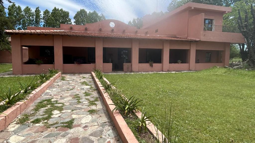 una casa grande con un patio de hierba delante de ella en Casa de Campo en LA GUAPEADA POLO, Pilar en Pilar