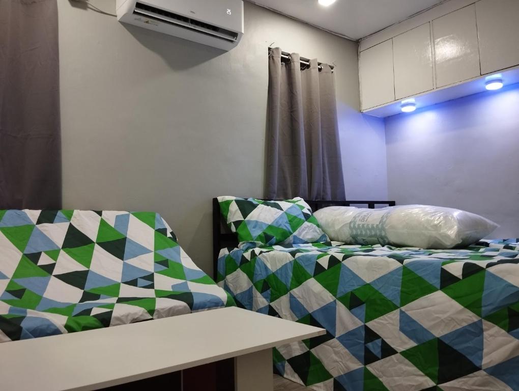 Pasong Mannga的住宿－Virtuoso，客厅配有沙发和1张床