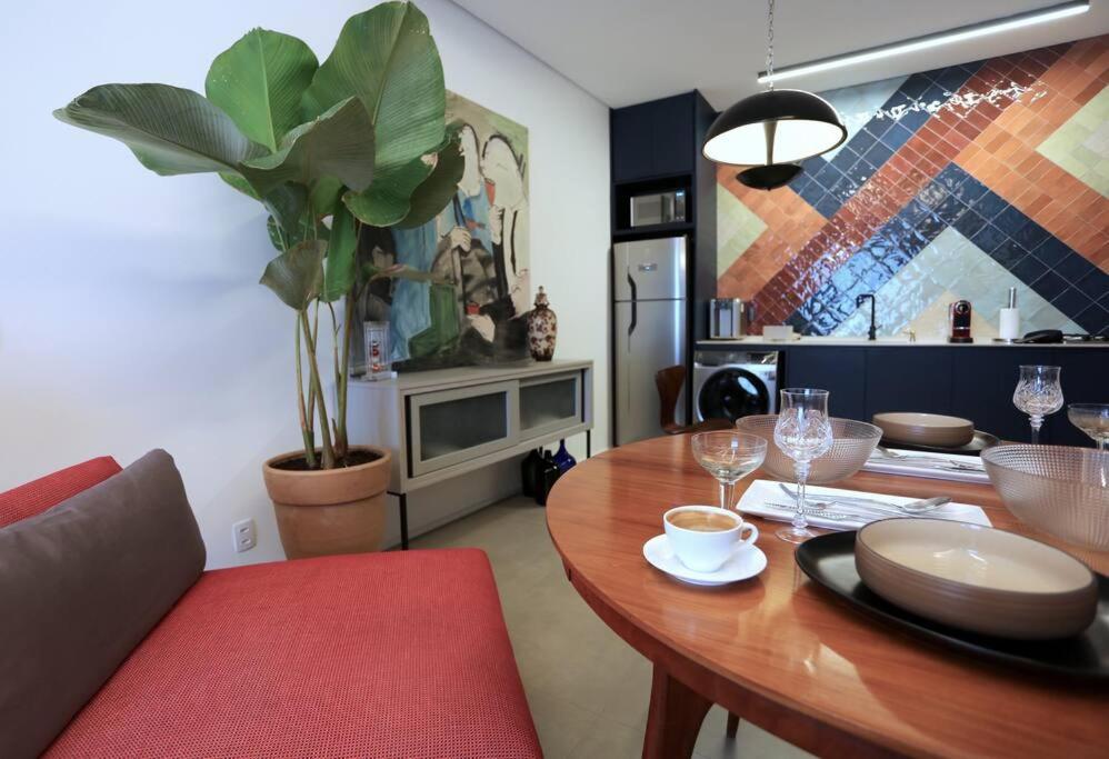 sala de estar con mesa y cocina en Art & Design Studio Ipanema, en Río de Janeiro
