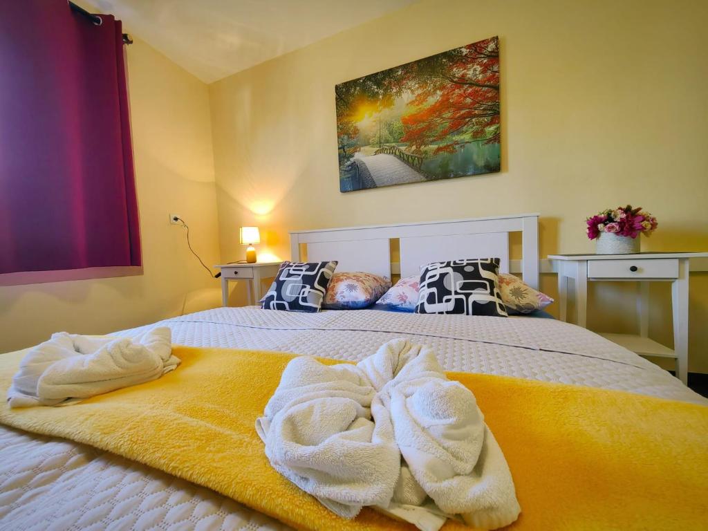 Postel nebo postele na pokoji v ubytování Apartmani Sabina