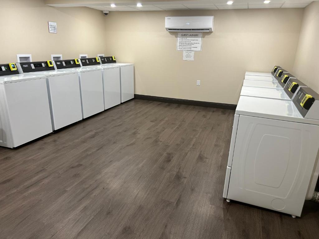 Ramada By Wyndham Niagara Falls near the Falls - Resim 28