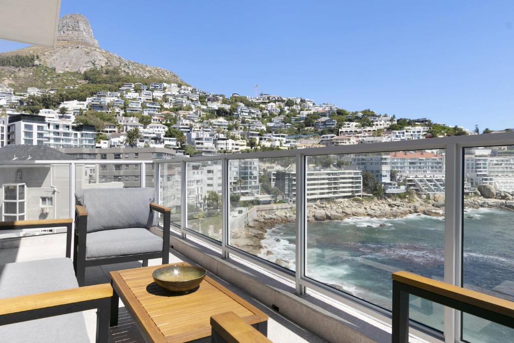 balcón con vistas al océano en Seacliffe 502 by HostAgents en Ciudad del Cabo