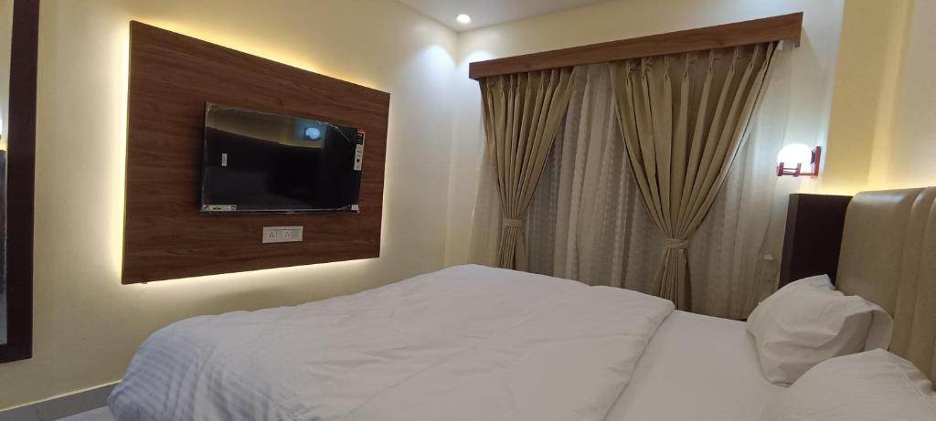 Postel nebo postele na pokoji v ubytování The Banaras Hotel