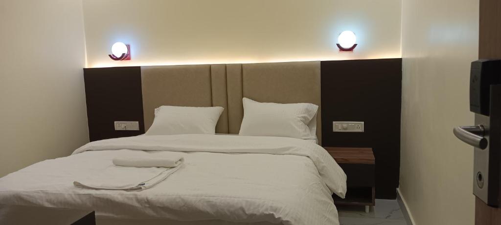 Postel nebo postele na pokoji v ubytování The Banaras Hotel