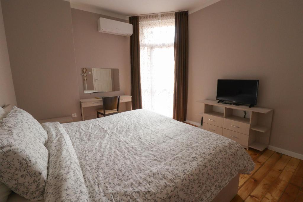 Postel nebo postele na pokoji v ubytování New 1930s quiet central apartment w/AC - 2 bedroom