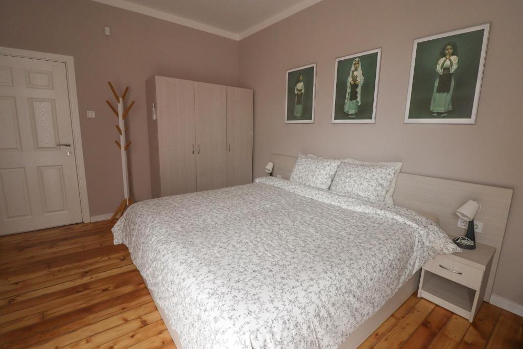 Postel nebo postele na pokoji v ubytování New 1930s quiet central apartment w/AC - 2 bedroom
