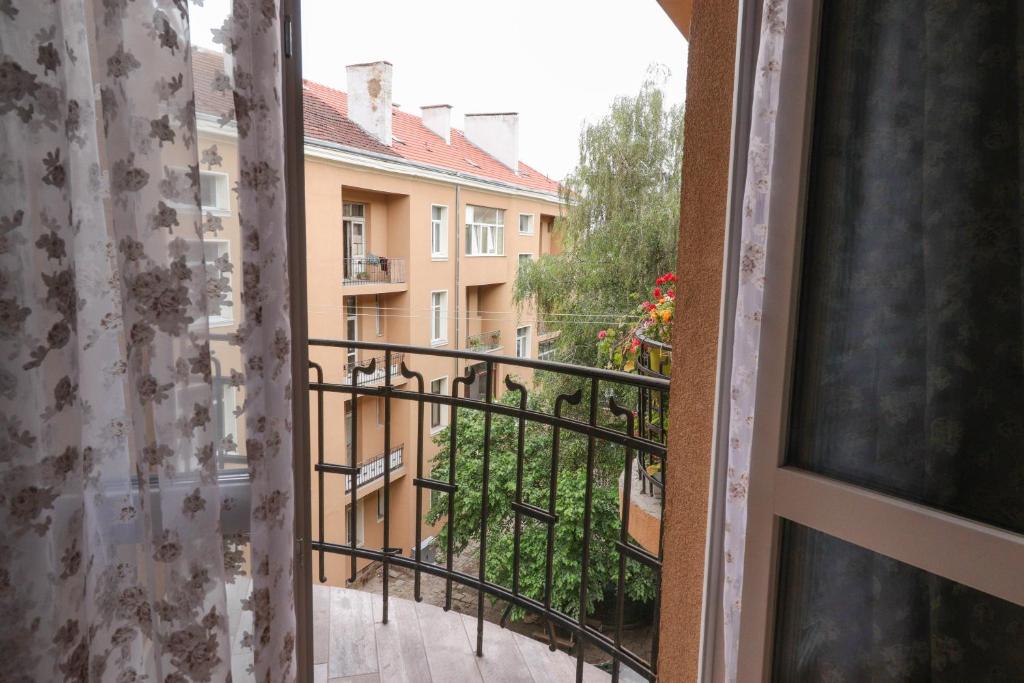 Balkón nebo terasa v ubytování New 1930s quiet central apartment w/AC - 2 bedroom