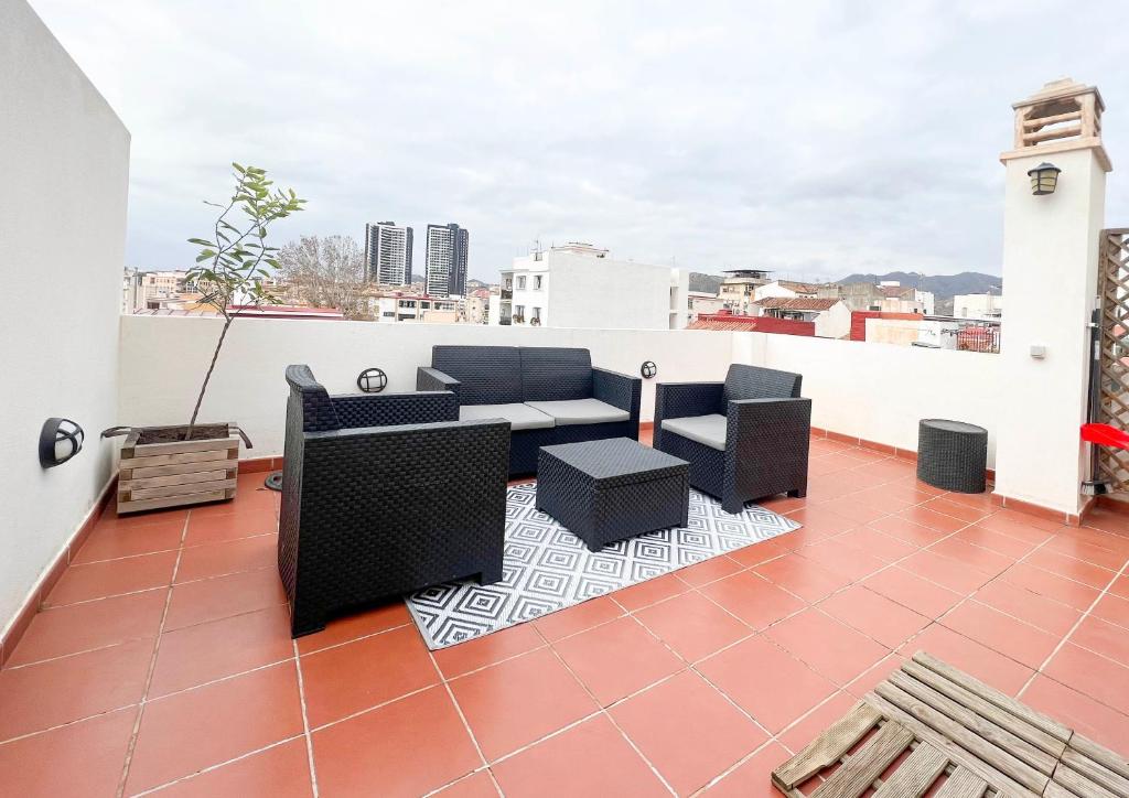 マラガにあるBarcelo 30, terrace, center, garage on request, quite neighborhood, BAのバルコニー(屋上のソファと椅子付)