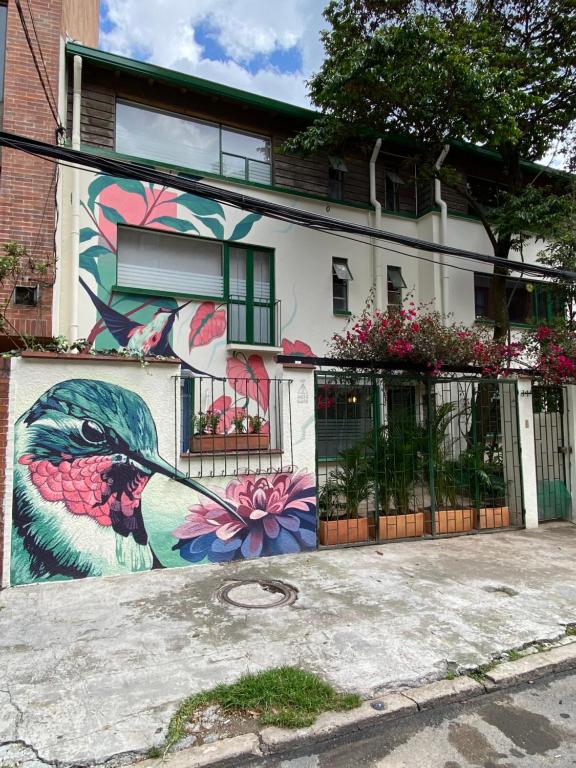 een gebouw met een schilderij aan de zijkant bij CASA COLIV-BRI in Bogota