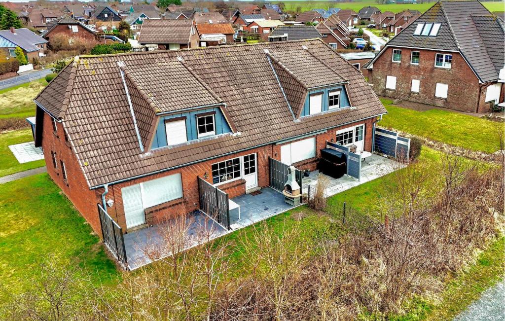 una vista aérea de una casa con techo en Ferienhaus Trischenblick, en Friedrichskoog