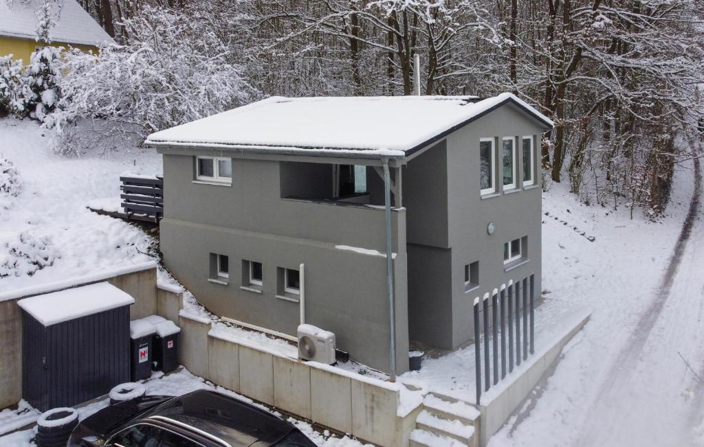 ein kleines Haus im Schnee auf einem Zaun in der Unterkunft Ferienhaus Zum Teichtal M in Hainrode