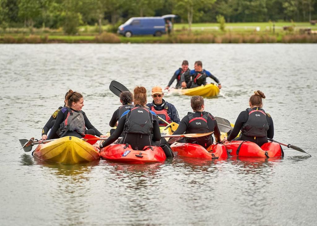un grupo de personas en kayaks en el agua en Bosworth Lakeside Lodges, 