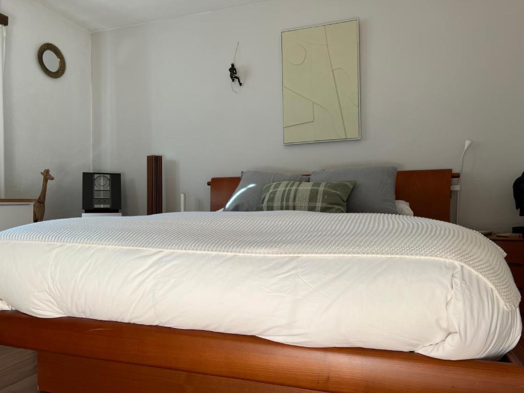 Postel nebo postele na pokoji v ubytování The Comfy Apartment