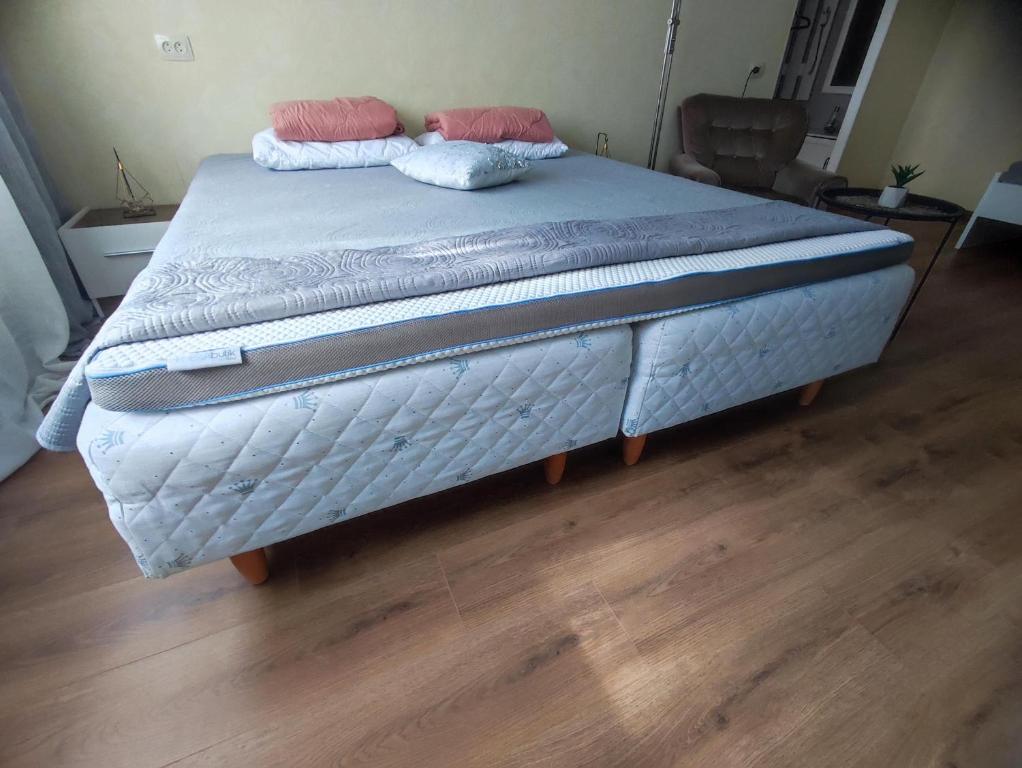 łóżko z dwoma poduszkami na górze w obiekcie Estonia pst 26 w mieście Kohtla-Järve