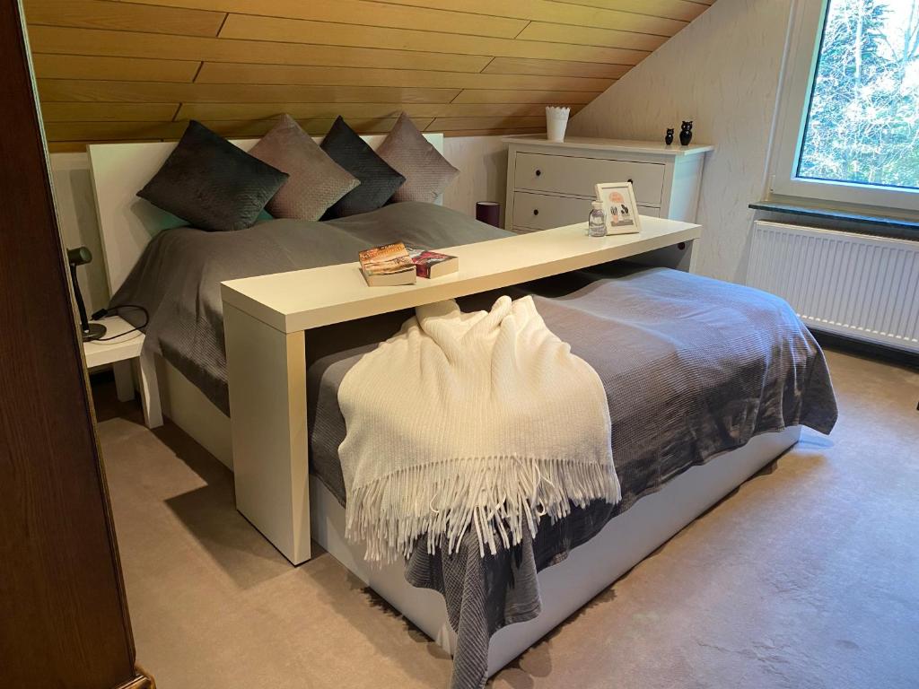 ein Schlafzimmer mit einem Bett und einem Schreibtisch darauf in der Unterkunft 2 Schlaf- & 2 Badezimmer - direkte Busverbindung bis Köln Hbf, Messe in Leverkusen