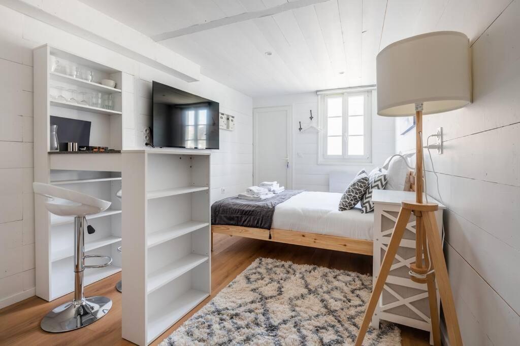 une chambre avec un lit, un bureau et une lampe dans l'établissement Le Cap - Joli studio proche Gare et Nansouty, à Bordeaux