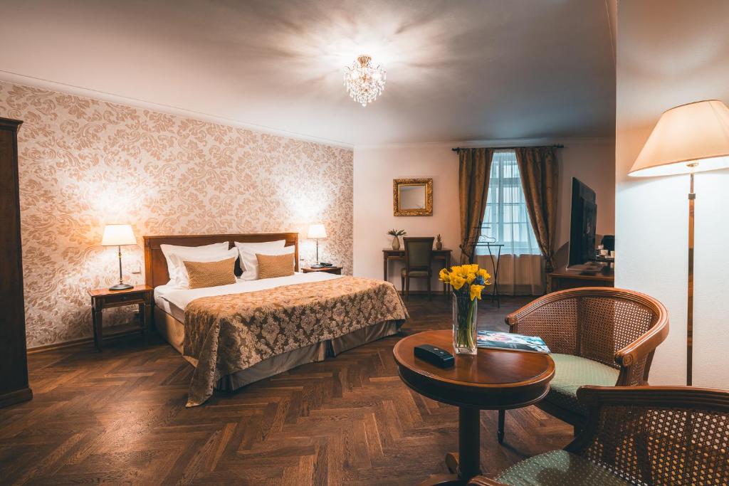 pokój hotelowy z łóżkiem i stołem w obiekcie Appia Hotel Residences w Pradze
