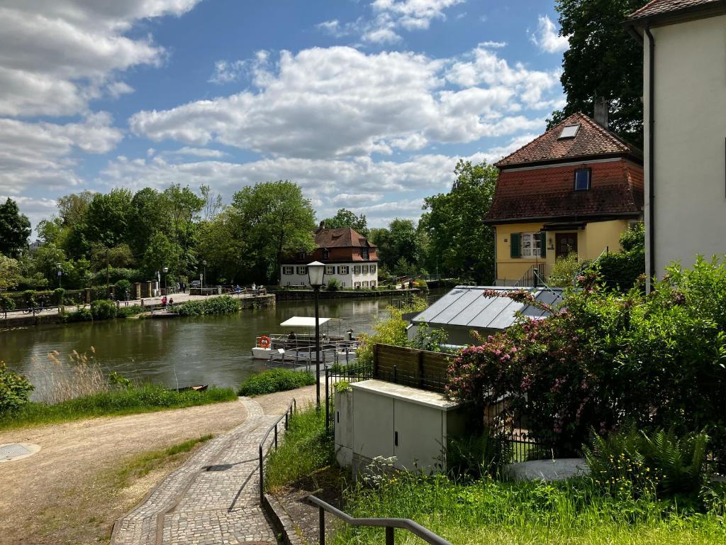 a river with a house and a boat on it at Ferienwohnung III Beck-Bräu nahe Bamberg in Trabelsdorf