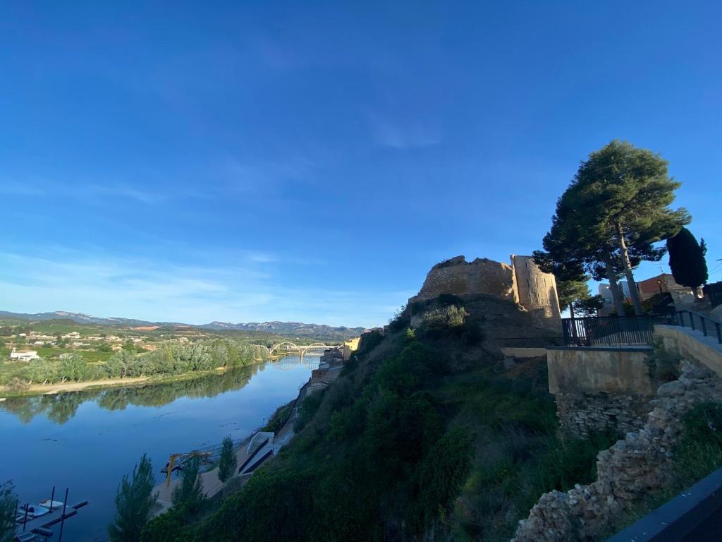 een uitzicht op de allegheny rivier vanaf een bluf bij Casa Cardona in Móra d'Ebre