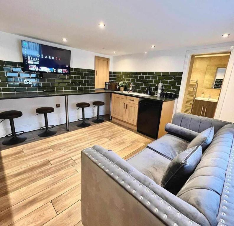 sala de estar con sofá y cocina en Camden Apartments 2, en Liverpool