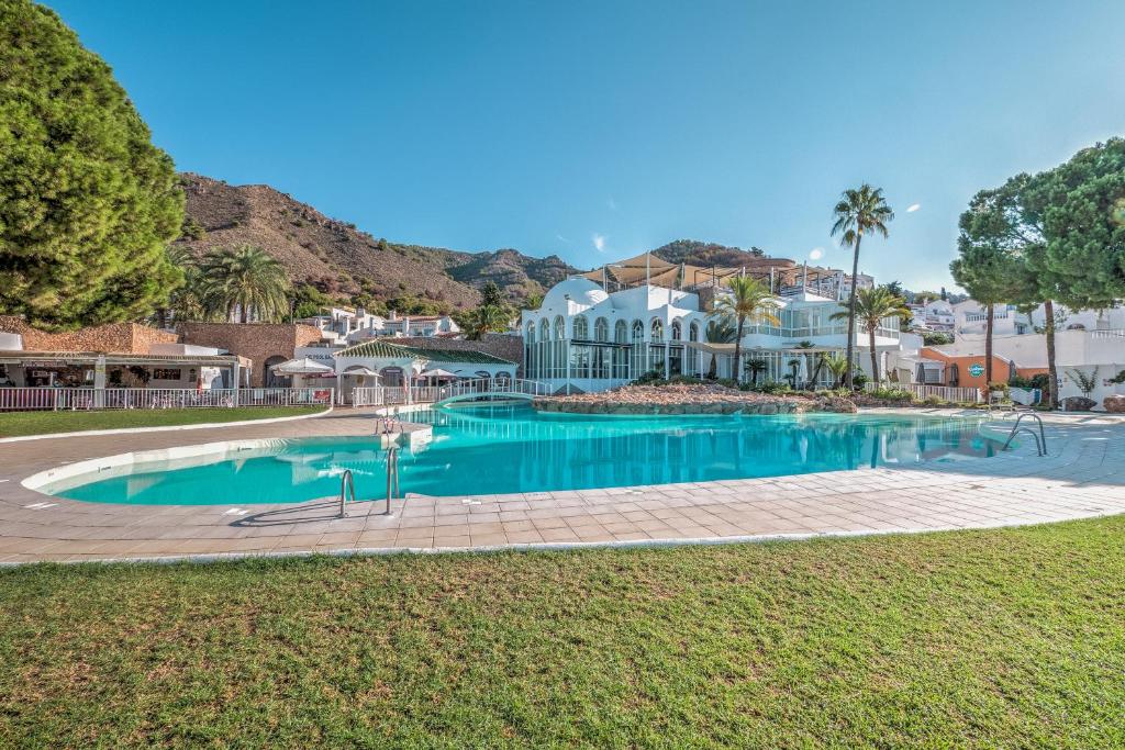 Bazén v ubytovaní Newly renovated apartment in Nerja with huge pool alebo v jeho blízkosti