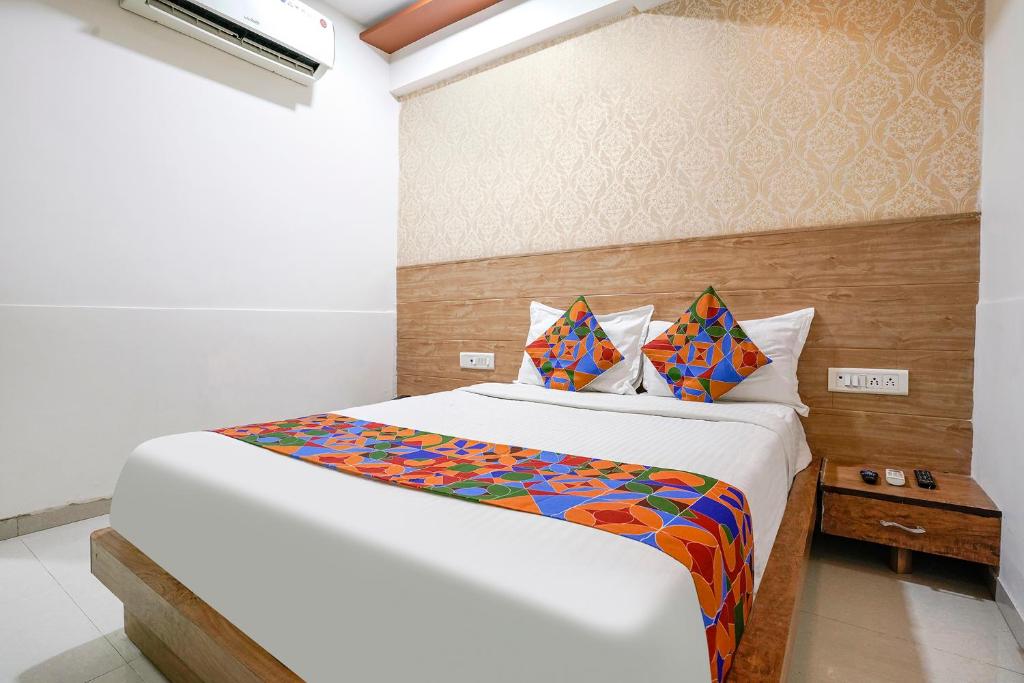 Postel nebo postele na pokoji v ubytování FabHotel Galaxy I