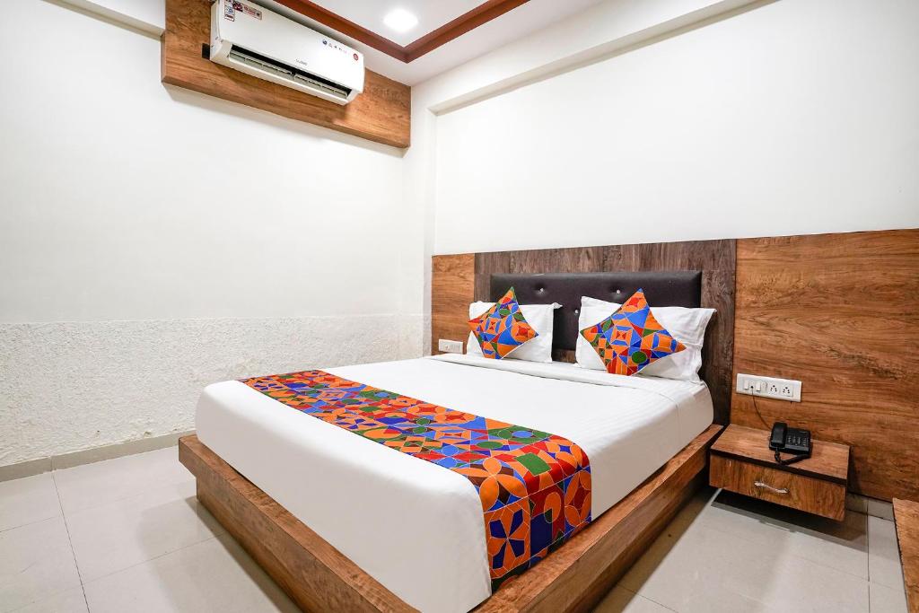 Postel nebo postele na pokoji v ubytování FabHotel Galaxy I