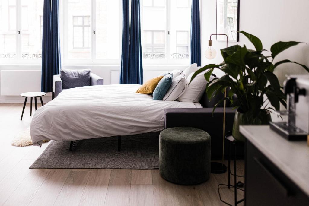 ein Schlafzimmer mit einem Bett und einer Topfpflanze in der Unterkunft Gorgeous getaway in the old city centre of Antwerp in Antwerpen