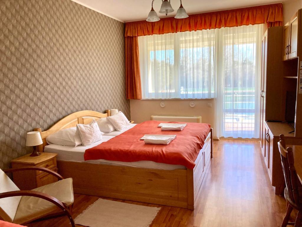 Postel nebo postele na pokoji v ubytování Hét Vezér Apartmanhotel