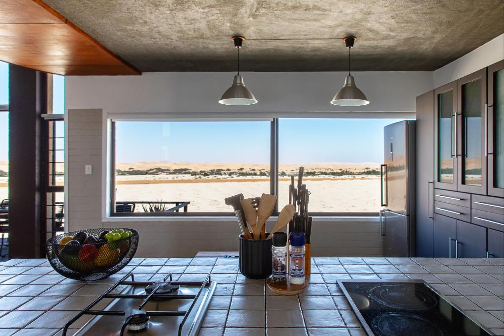 una cocina con vistas al desierto desde una ventana en Desert Wonder, en Swakopmund