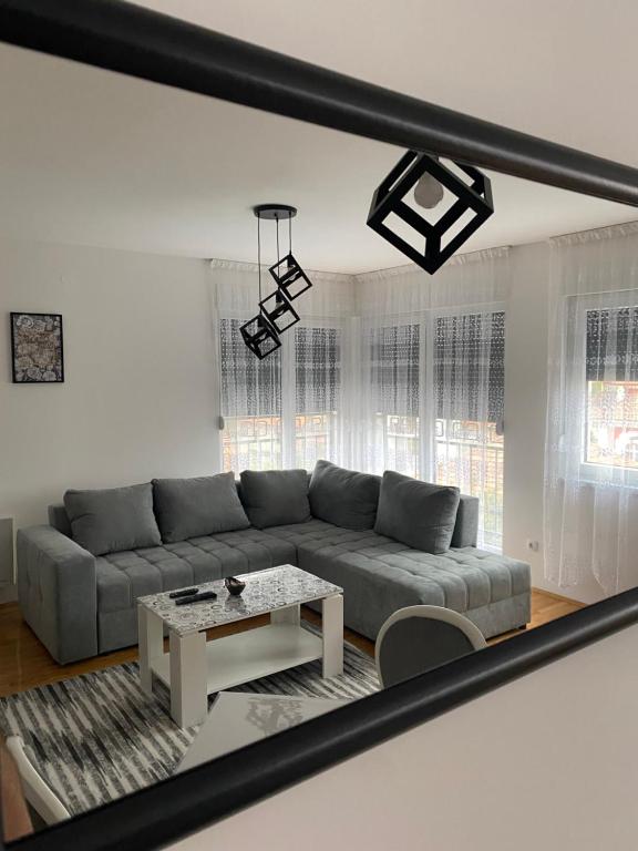un salon avec un canapé et une table dans l'établissement Z&G apartman, à Bijeljina