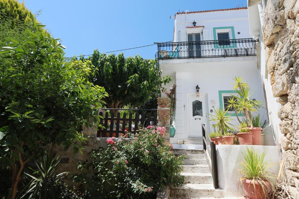 A garden outside Ravi Boutique Home - 1 minute walk from beach