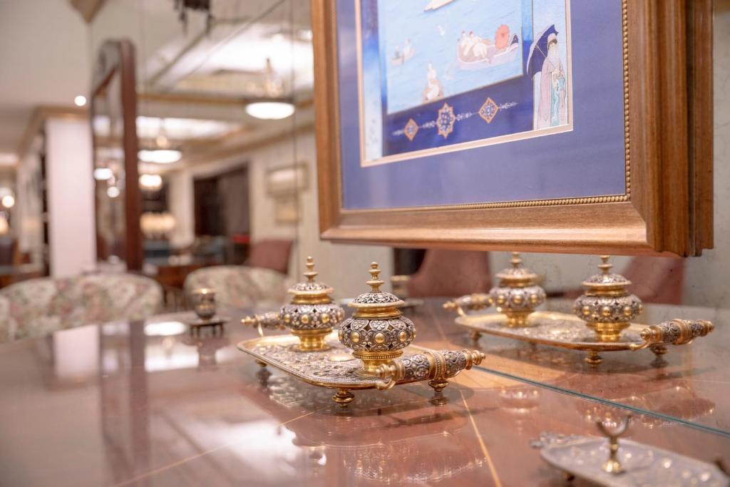 una mesa con candelabros de oro encima en The Central Palace Taksim, en Estambul