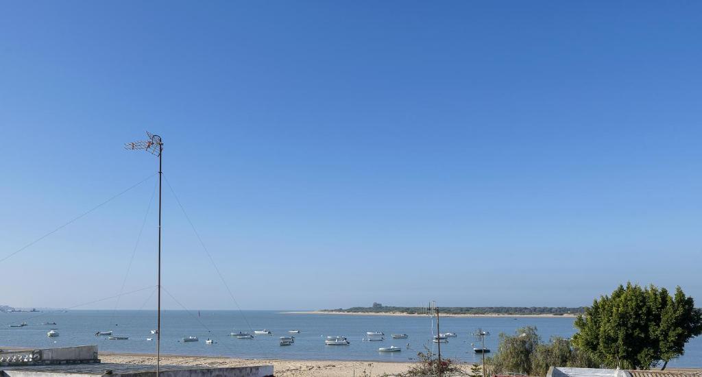 - une vue sur un port avec des bateaux dans l'eau dans l'établissement Dulce Carmen, à Bonanza