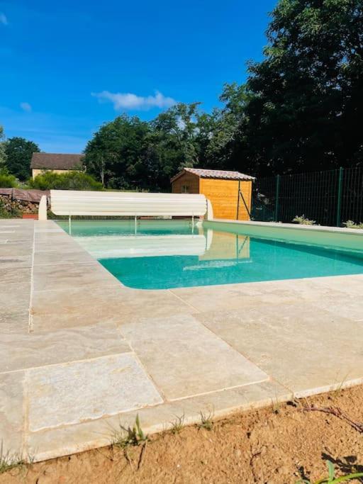- une piscine avec un pavillon dans la cour dans l'établissement Les Cypres*Maison au calme*Piscine chauffée, à Sarlat-la-Canéda