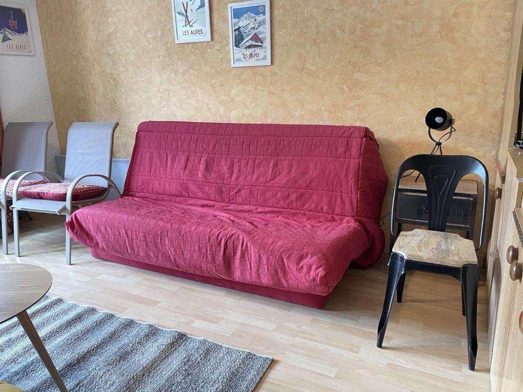 リスルにあるAppartement Risoul, 1 pièce, 4 personnes - FR-1-330-88のリビングルーム(赤いソファ、椅子付)