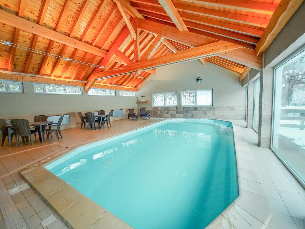 Πισίνα στο ή κοντά στο Vue sur la Vallée - Family holiday home in Malmedy with private pool