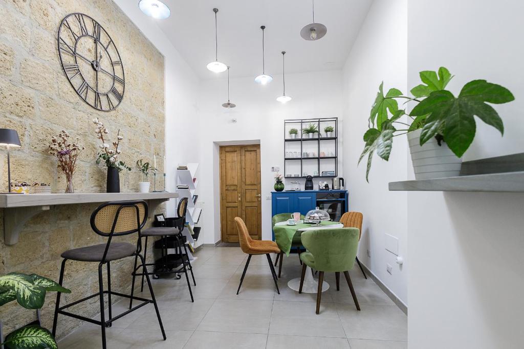 ナポリにあるCrianza B&Bのテーブルと椅子のあるダイニングルーム