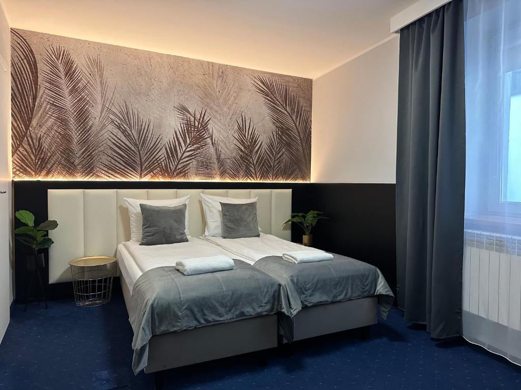 Un pat sau paturi într-o cameră la Garbarska 22 Aparthotel