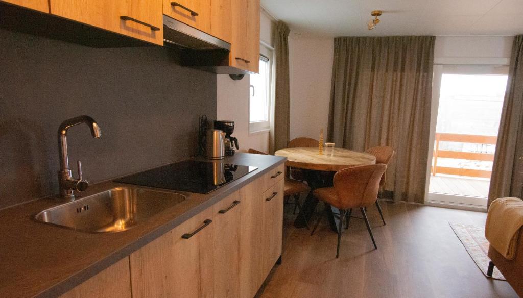 Dapur atau dapur kecil di Chalet Sjaantje