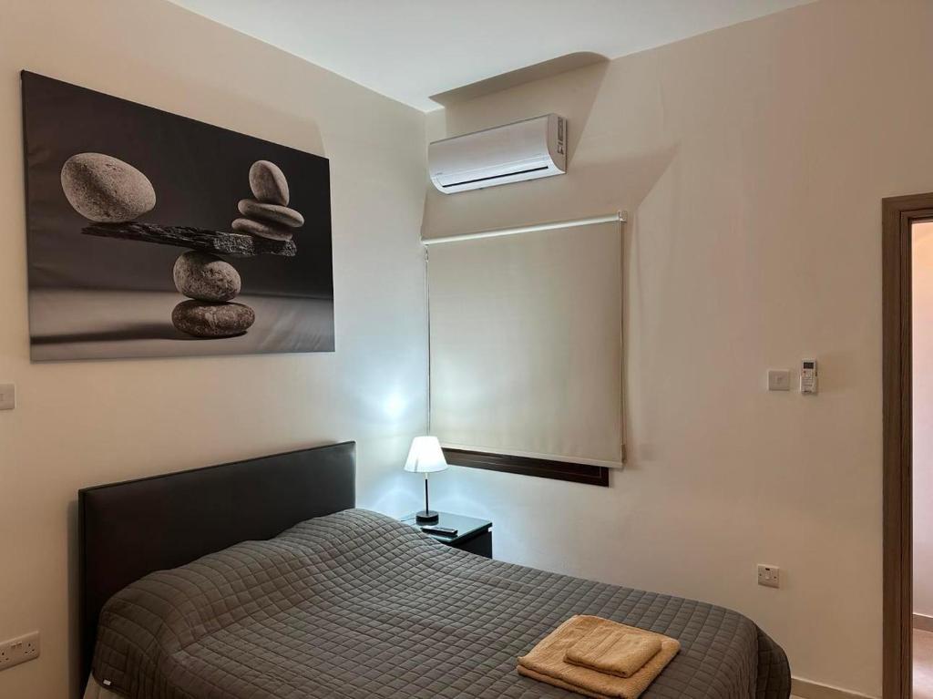 Postel nebo postele na pokoji v ubytování Chariandry Residence, Limassol City Centre
