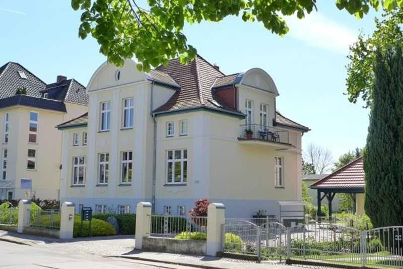 una grande casa bianca con tetto di Winfried Schaffer a Neubrandenburg