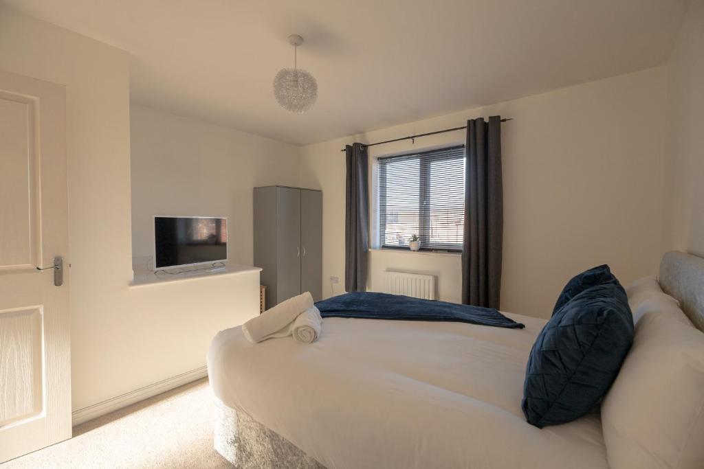 um quarto com uma cama grande e uma janela em Pottery Wharf By Horizon Stays em Thornaby on Tees