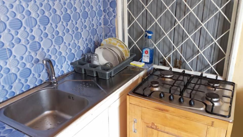encimera de cocina con fregadero y fogones en Julie-Appart, en Brazzaville