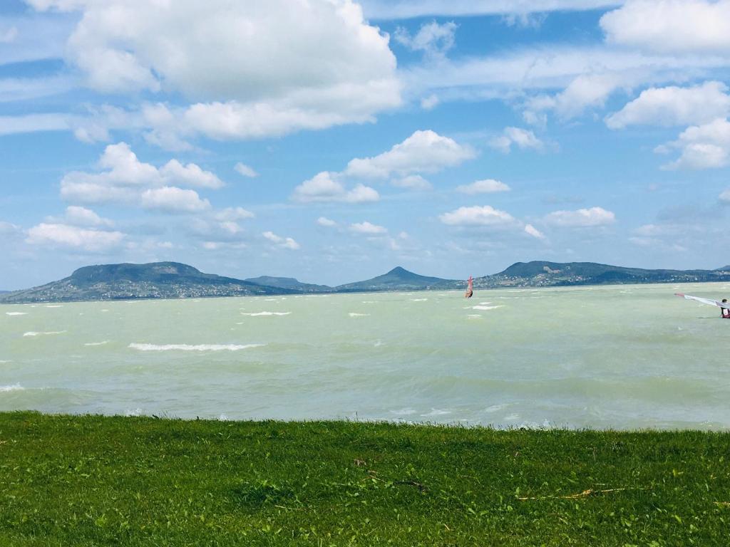 een grote hoeveelheid water met een boot erin bij Balaton lake view 30 m from Beach in Fonyód