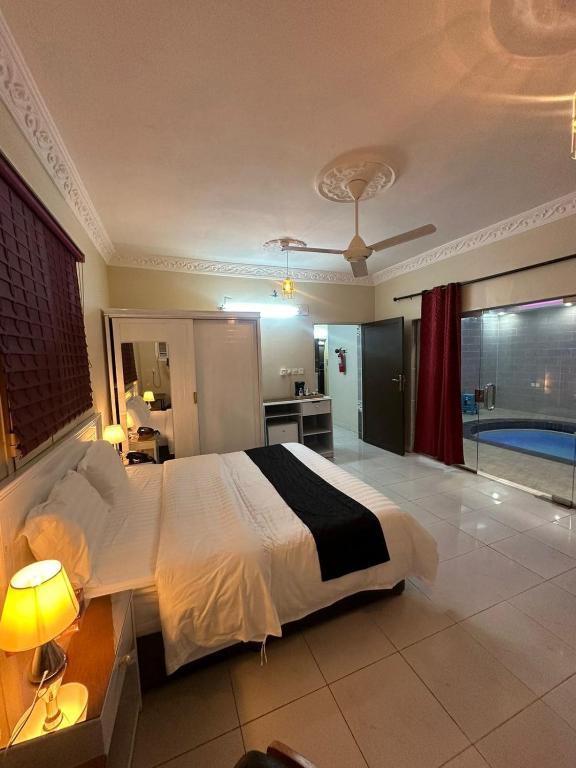 a large bedroom with a large bed and a bathroom at شاليهات هدوء الشاطئ لبيوت العطلات in Ar Rukūbah