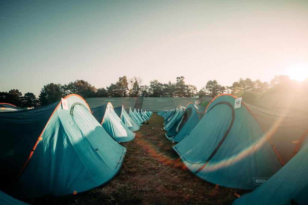 um grupo de tendas alinhadas num campo em EuroCup Campsite 2024 em Munique